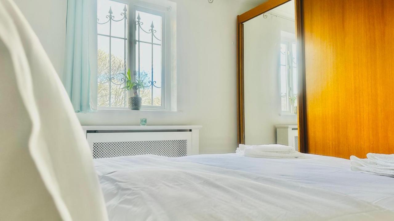 Amazing Location - City Of London- 2 Bedroom Stunning Canal View House With Private Garden,Parking & Balcony Bagian luar foto