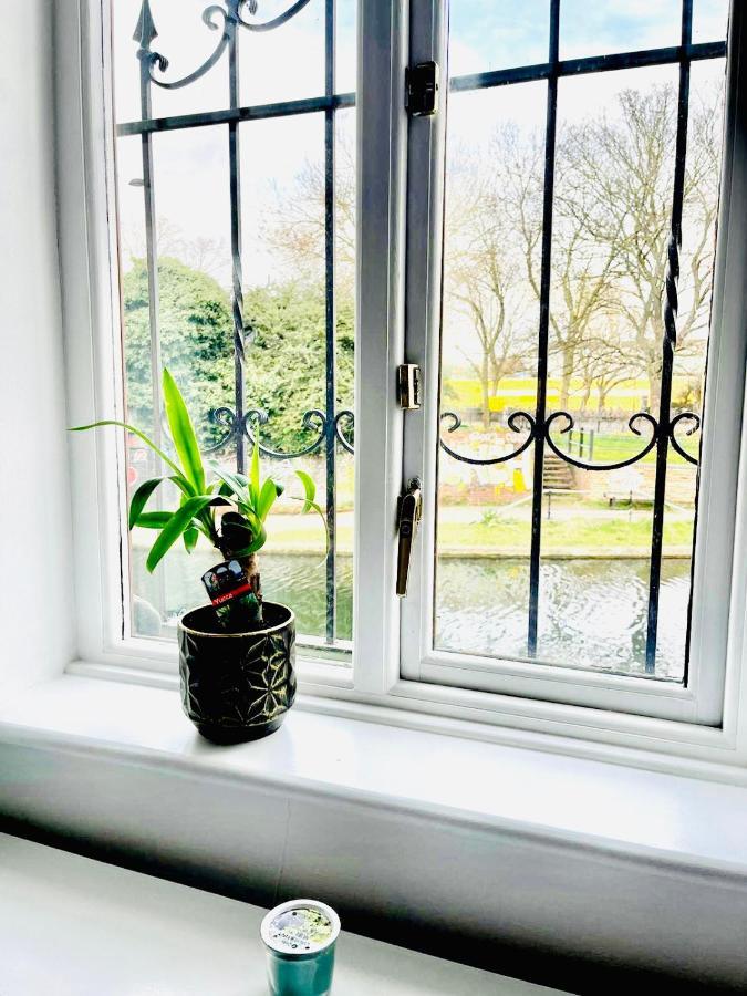 Amazing Location - City Of London- 2 Bedroom Stunning Canal View House With Private Garden,Parking & Balcony Bagian luar foto