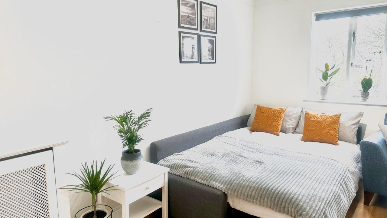Amazing Location - City Of London- 2 Bedroom Stunning Canal View House With Private Garden,Parking & Balcony Bagian luar foto