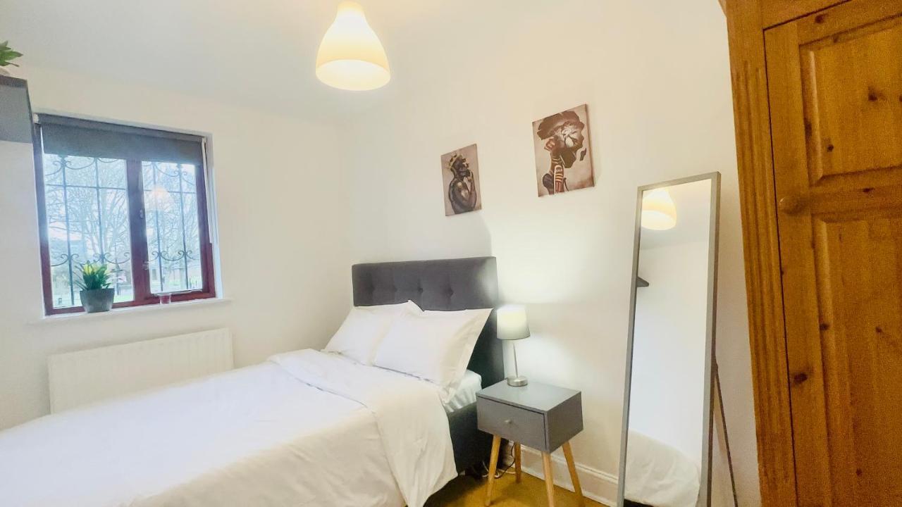 Amazing Location - City Of London- 2 Bedroom Stunning Canal View House With Private Garden,Parking & Balcony Bagian luar foto
