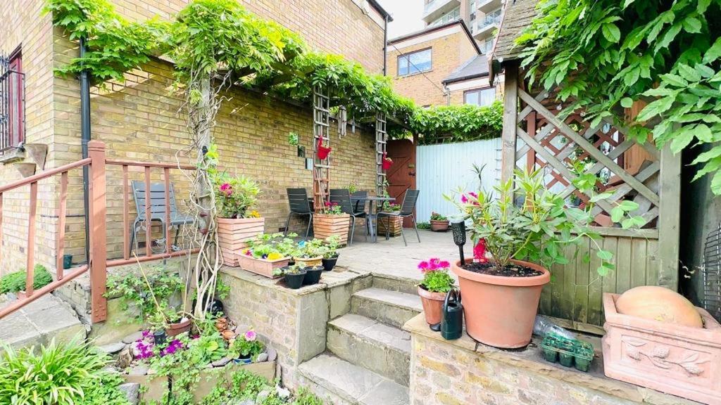 Amazing Location - City Of London- 2 Bedroom Stunning Canal View House With Private Garden,Parking & Balcony Bagian luar foto