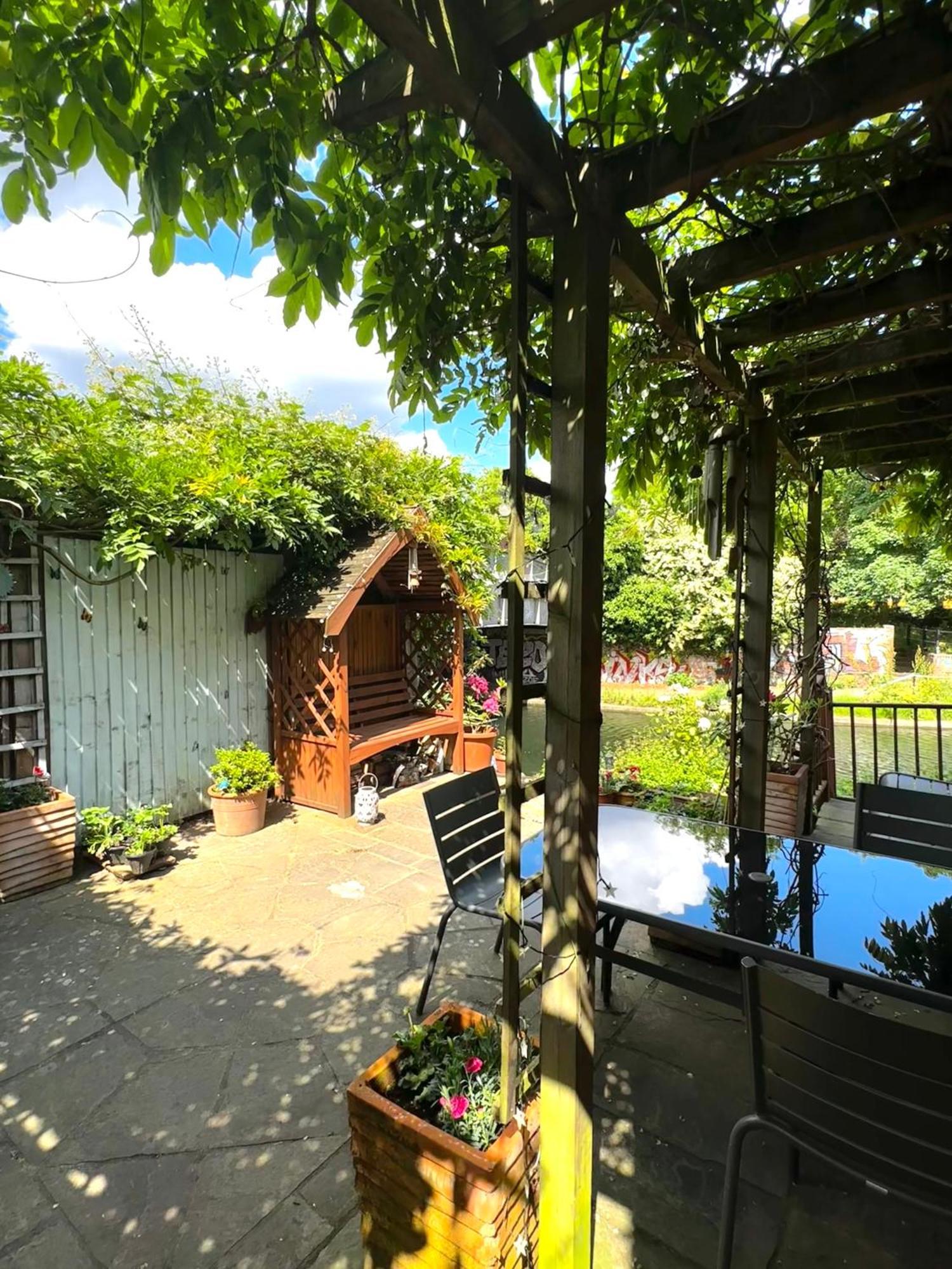 Amazing Location - City Of London- 2 Bedroom Stunning Canal View House With Private Garden,Parking & Balcony Bagian luar foto